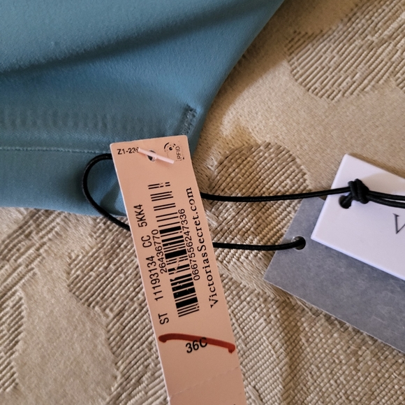 Victoria's Secret Maximum Support Knockout Front-Close Sports Bra - Picture 4 of 8